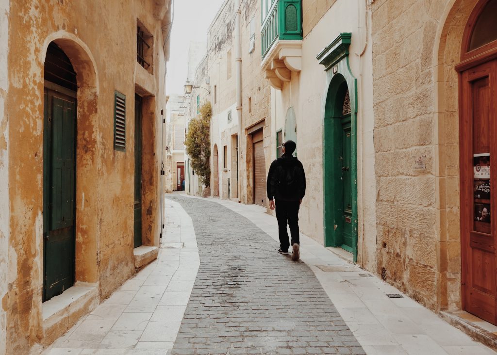 Tudo o que você precisa saber para estudar e trabalhar em Malta - Photo by Micaela Parente
